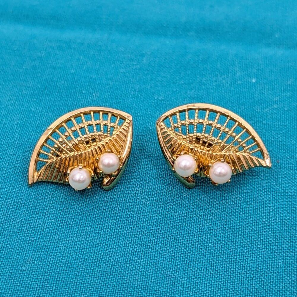 Clip-on Earrings Pearl and Gold Metal Vintage